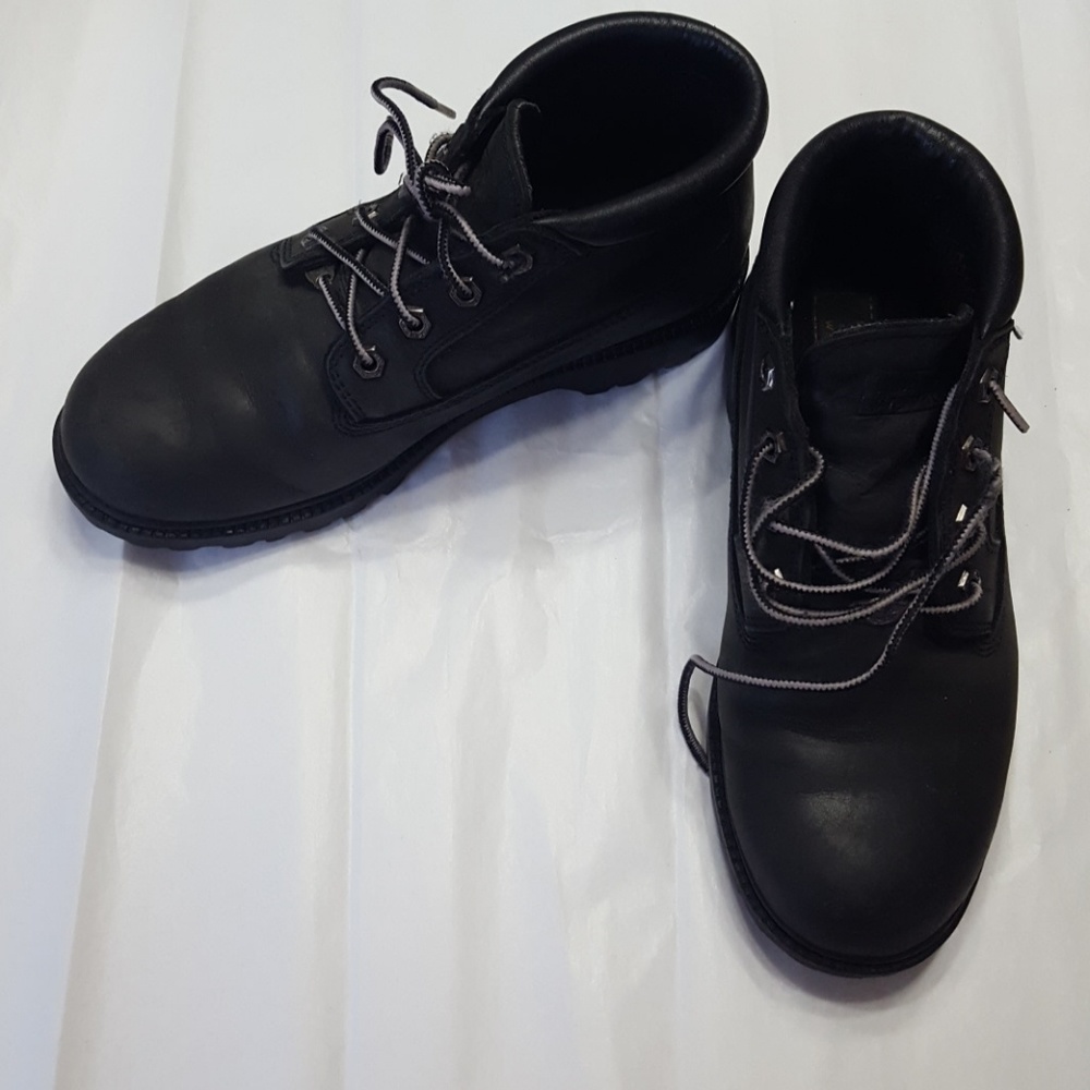 black lowtop timberland boots